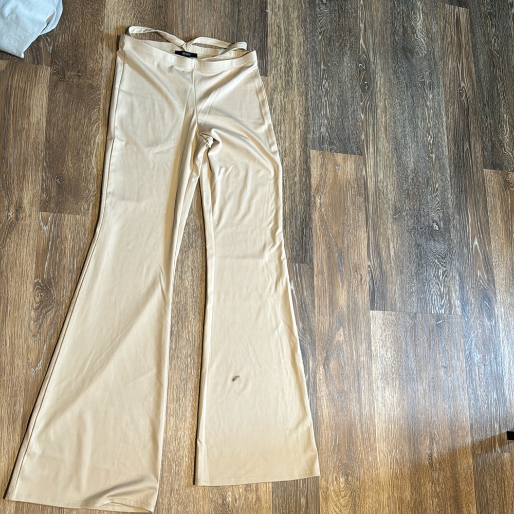 Dosent fit, when we bought it i didn't notice the small stain on the leg.